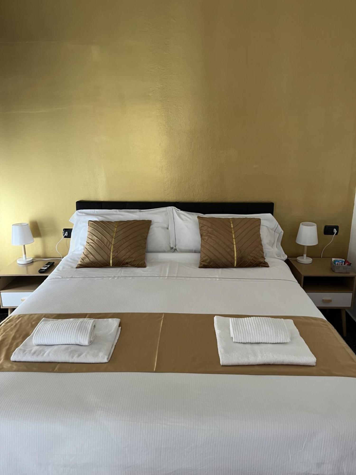 Genova Gold Rooms Bagian luar foto