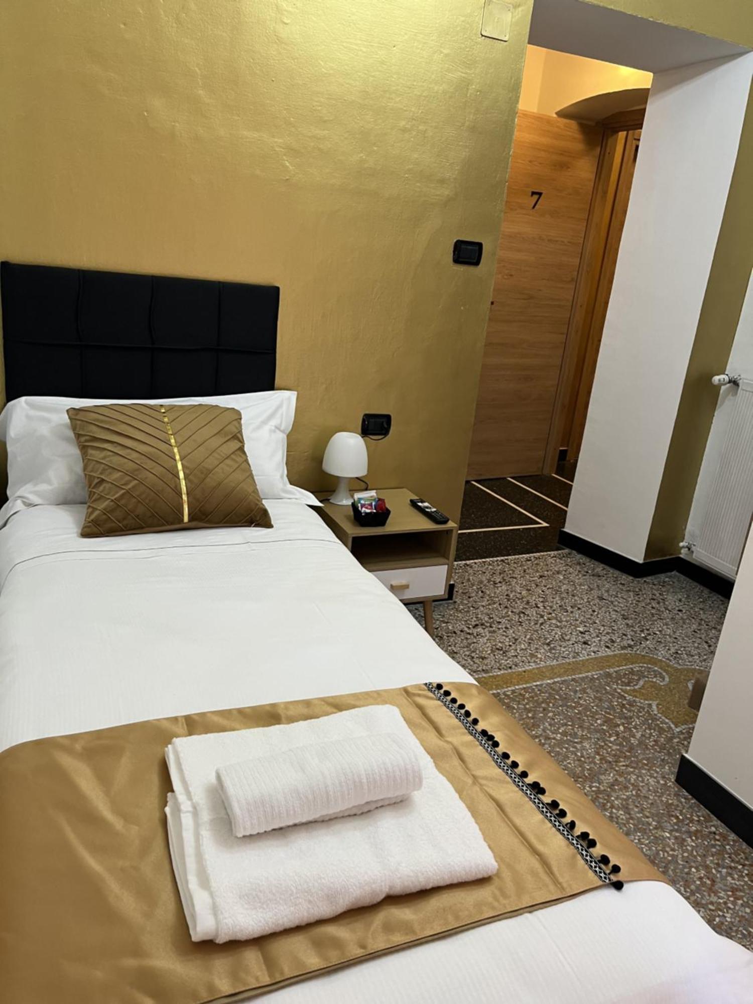 Genova Gold Rooms Bagian luar foto