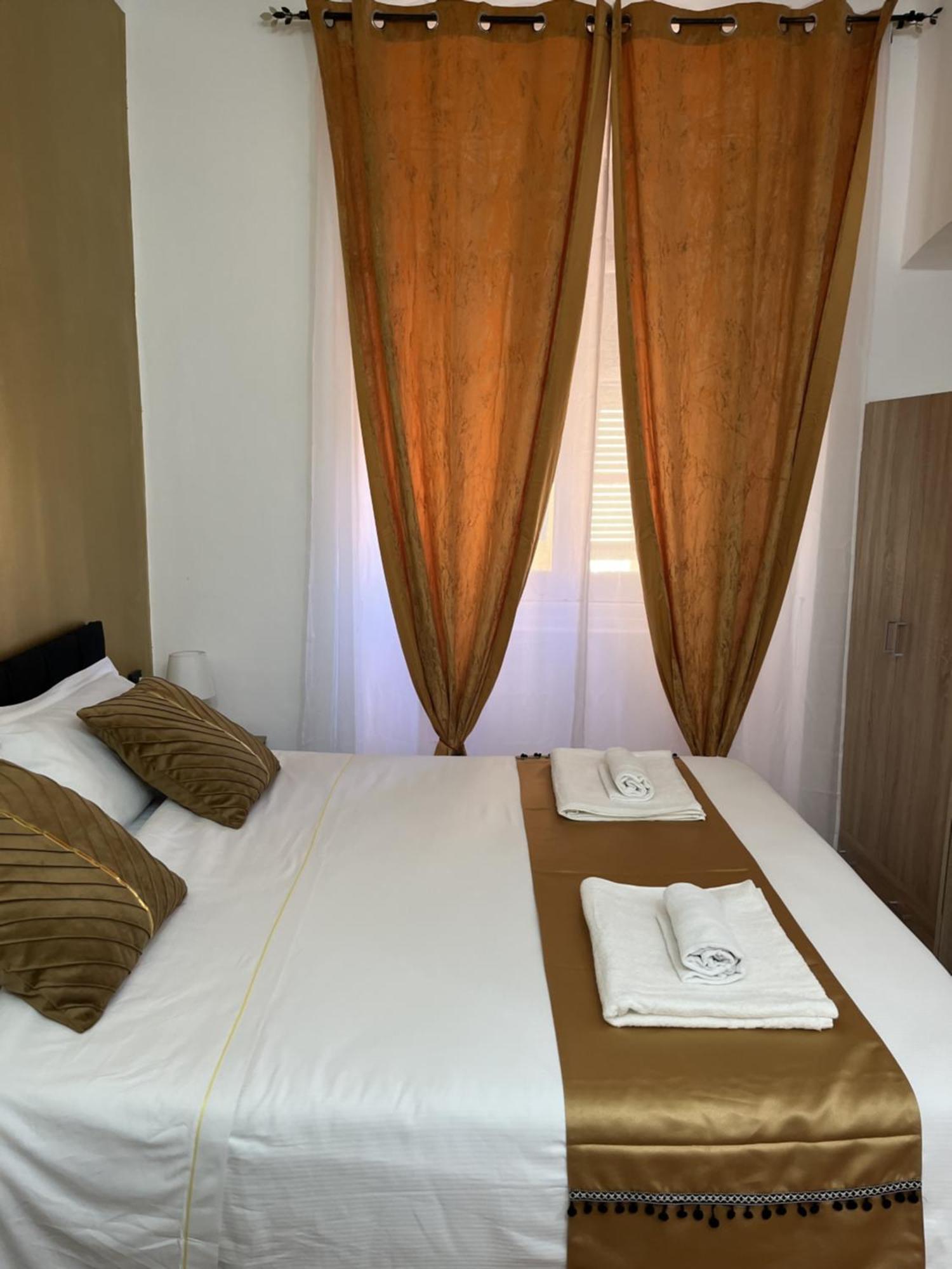 Genova Gold Rooms Bagian luar foto