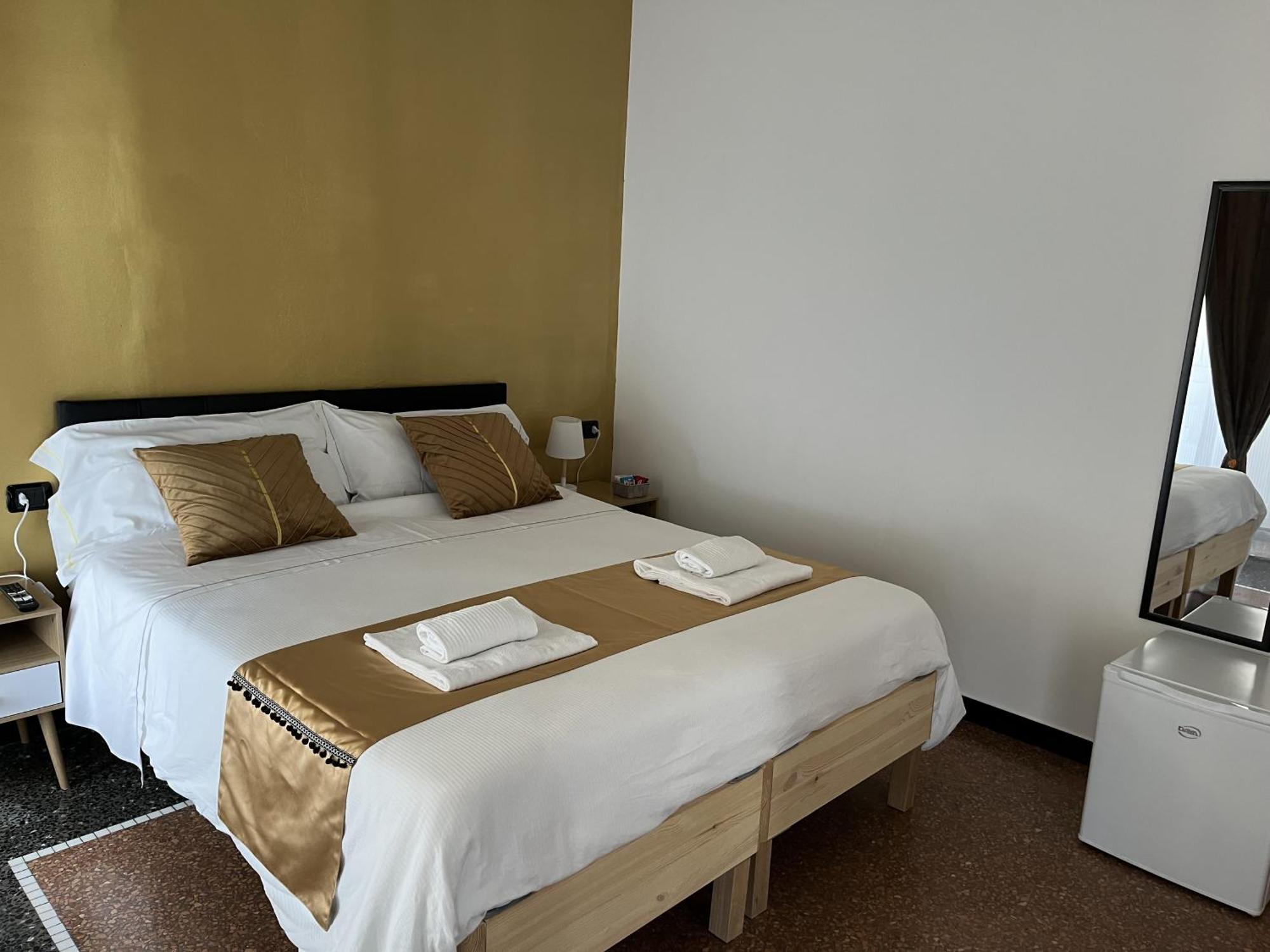 Genova Gold Rooms Bagian luar foto